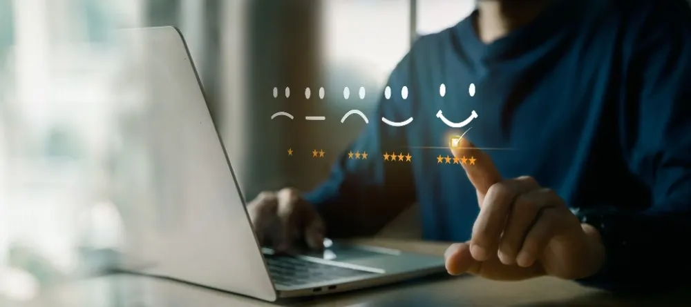 Client attribuant une note de satisfaction à l’aide d’émoticônes sur un écran