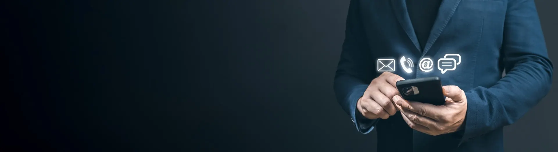 Homme consultant son smartphone entouré d’icônes email, téléphone et message