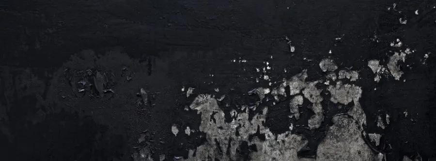 Peinture écaillée sur un mur sombre, risque de plomb dans les anciennes peintures
