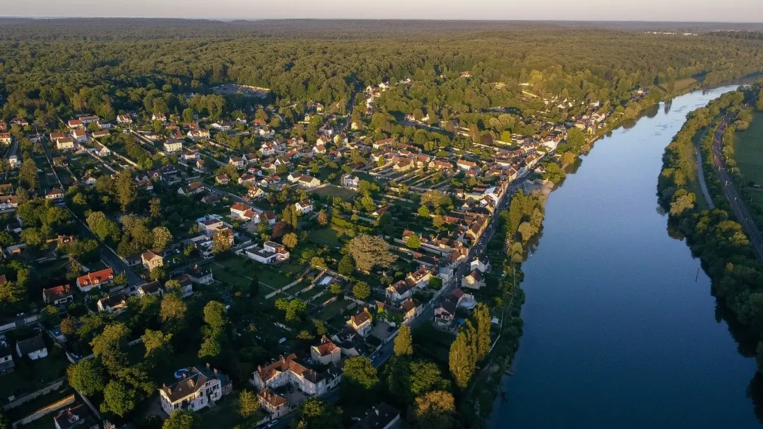 Vue aérienne d’une commune en bord de rivière, secteur d’intervention